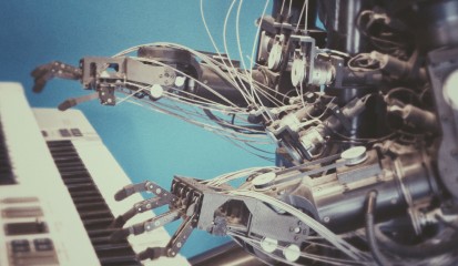 An androids hands as it plans a musical keyboard